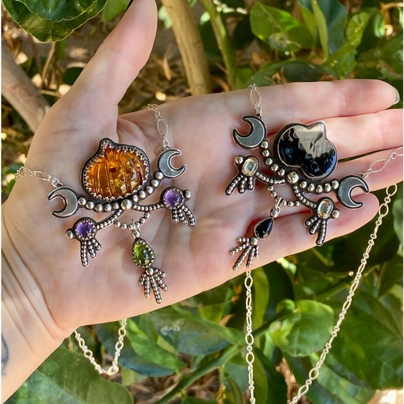 Artisan handmade Goth Queen necklace - Picture 2 of 3